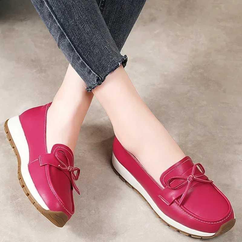 Mocassins Femininos Elegance: Conforto e Estilo em Couro Genuíno